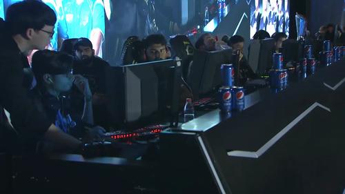 利物浦本赛季状态低迷，引援失误和阵容问题导致萨拉赫被冷宫，球队内部矛盾加剧。