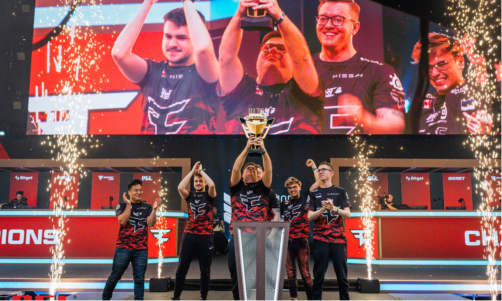 在为球迷打 在为球迷打